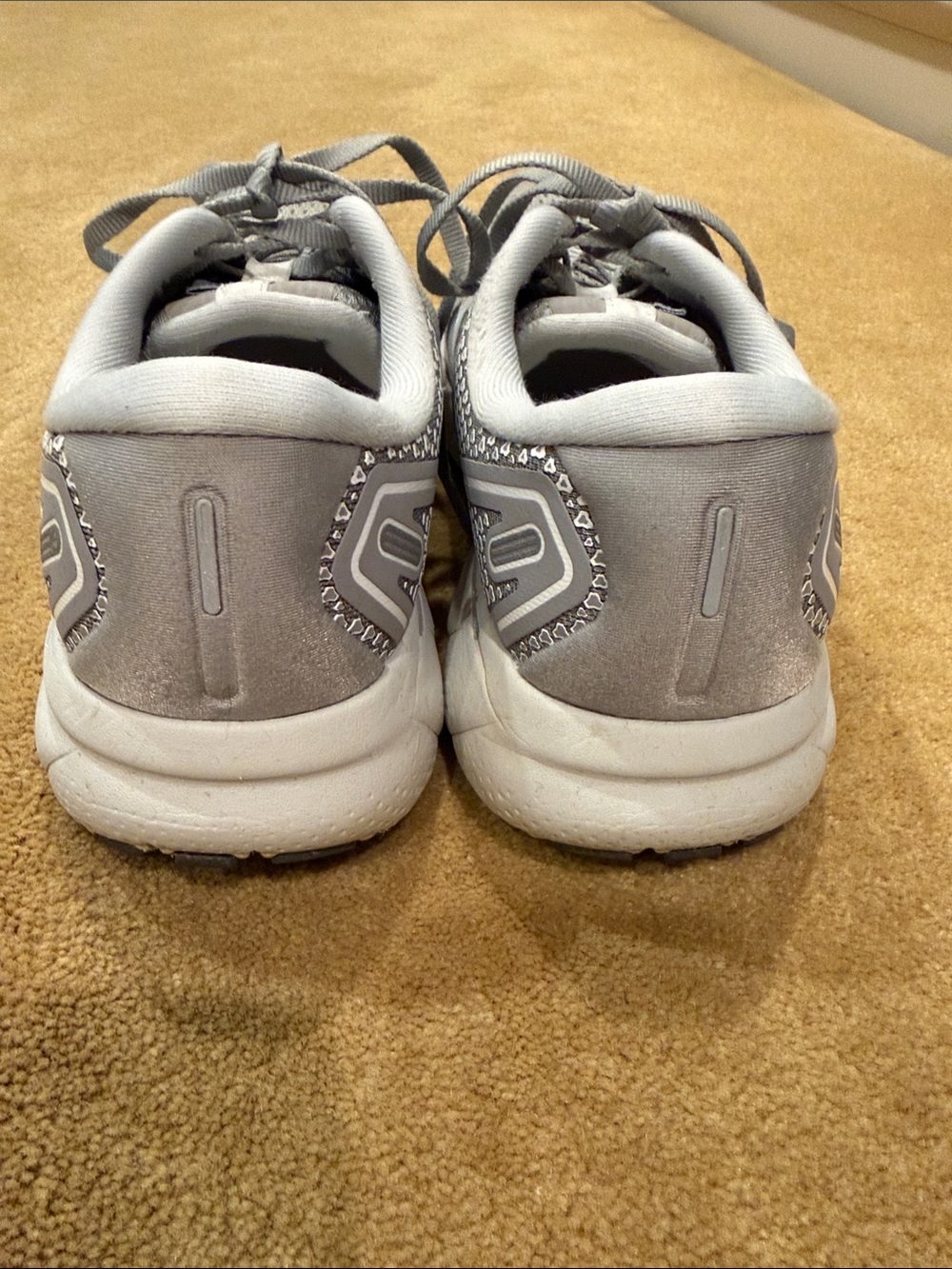 BROOKS GHOST 14 GRAY AND WHITE ATHLETIC SHOES  SIZE 10.5 - Picture 3 of 10